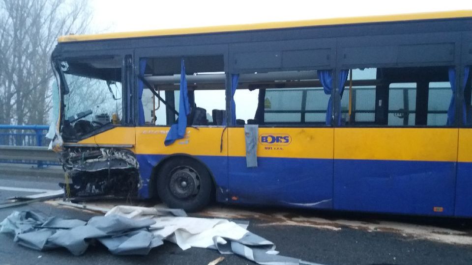 U Břeclavi se na mostě srazil autobus s dvěma auty, šest zraněných